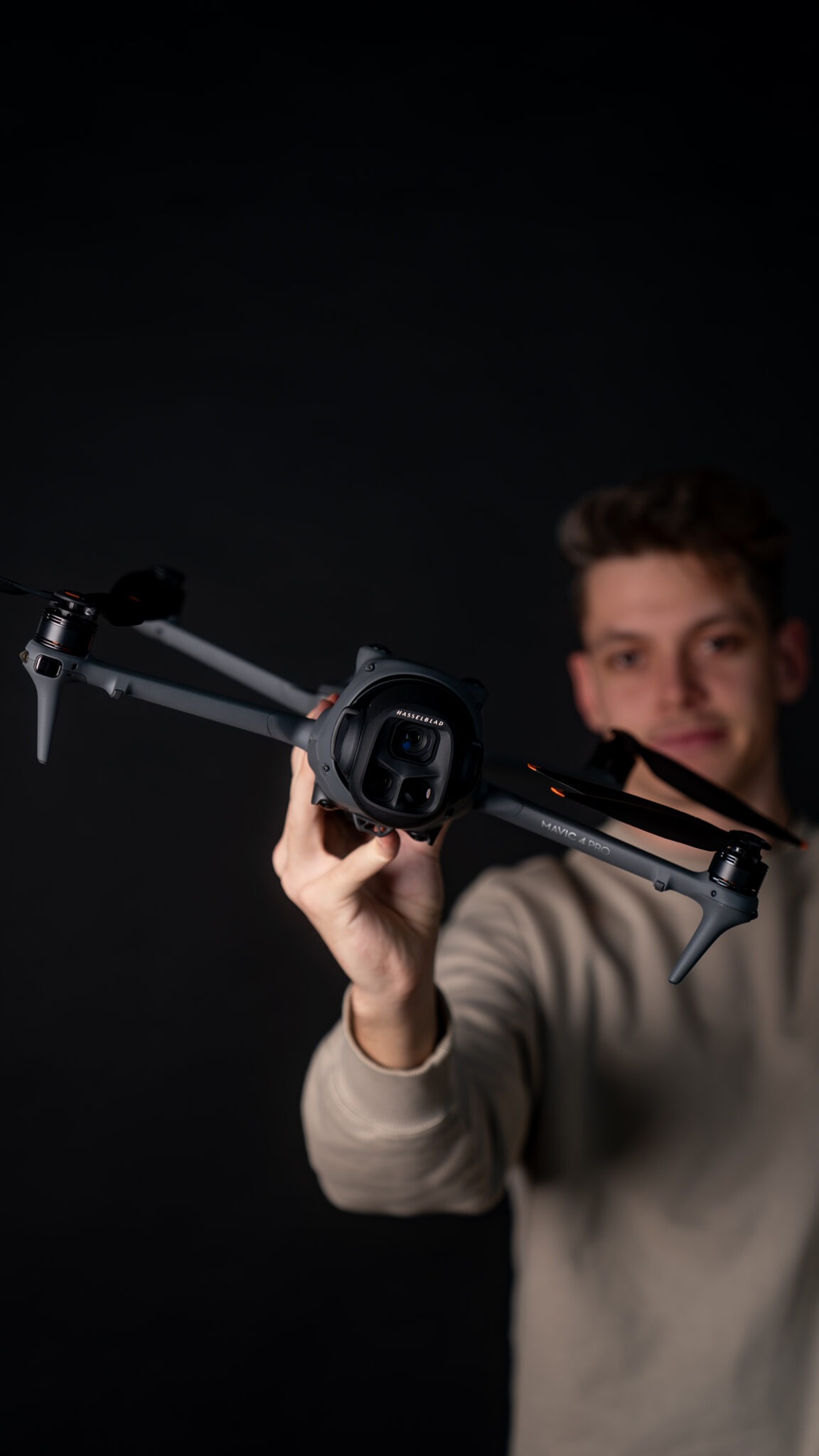 Fotograf Tobias Brandl mit Drohne