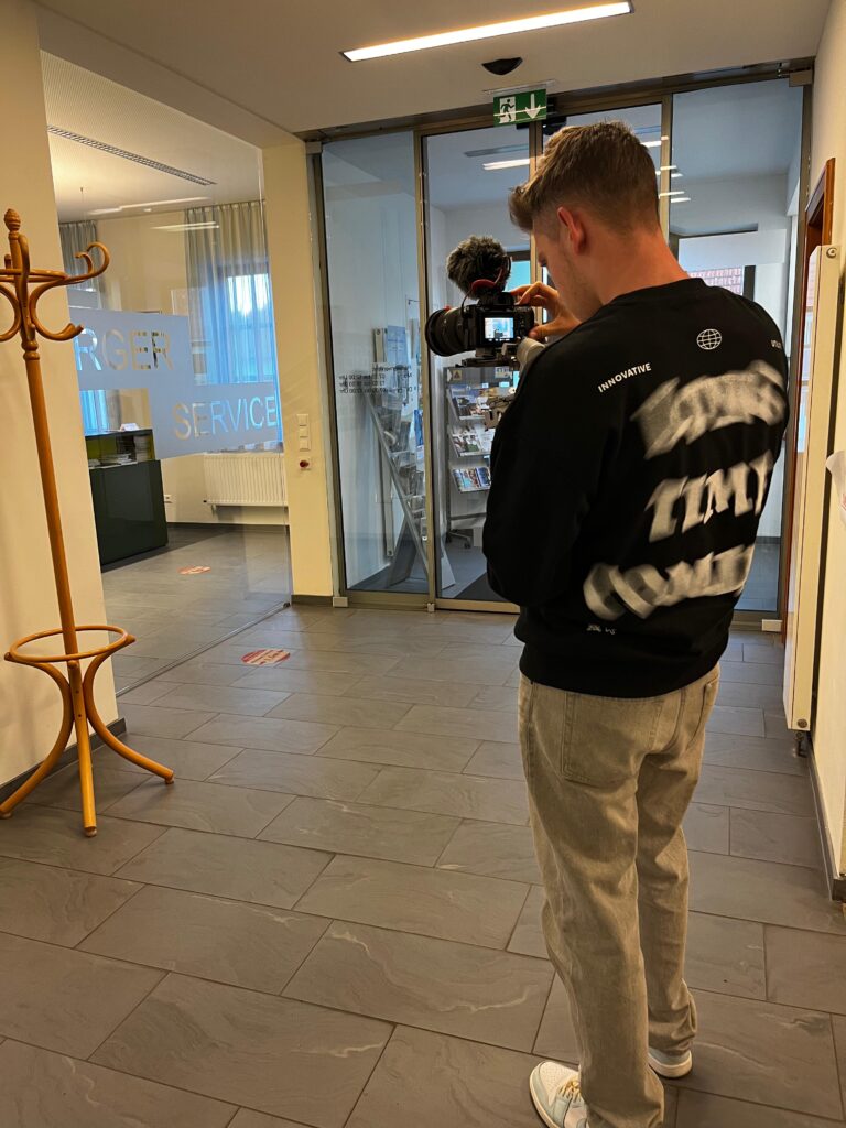 Videograf Tobias Brandl beim Filmen